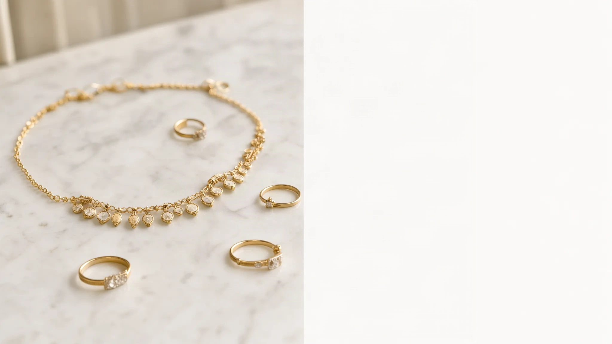 Bijoux en or présentés sur un marbre blanc, lumière douce